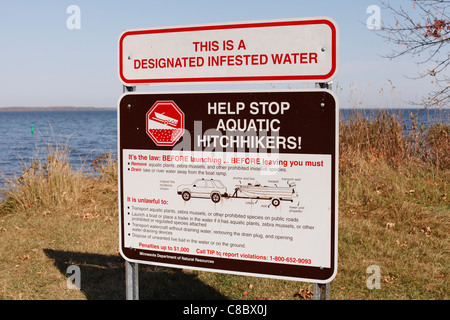 Ein Schild an Mille Lacs Lake in Minnesota Warnung invasiver Arten. Stockfoto