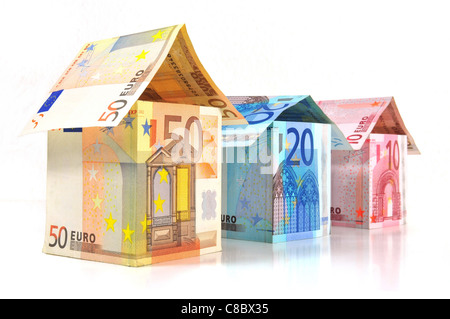 Drei Geld Häuser mit Euro-Banknoten auf weißem Hintergrund Stockfoto