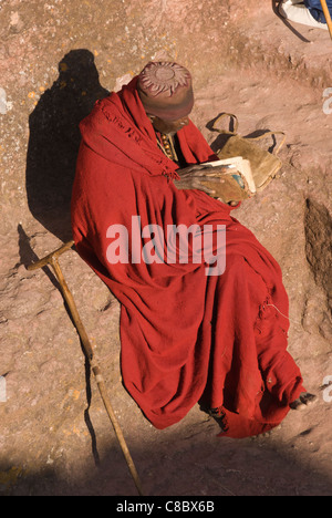 Elk200-3177v Äthiopien, Lalibela, Fels geschnitten Kirche, 12.-13. c, Bet Maryam, Mann liest Bibel Stockfoto