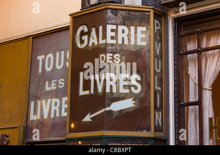 Beschilderung zum Buchladen in Passage Jouffroy, Paris, Frankreich Stockfoto