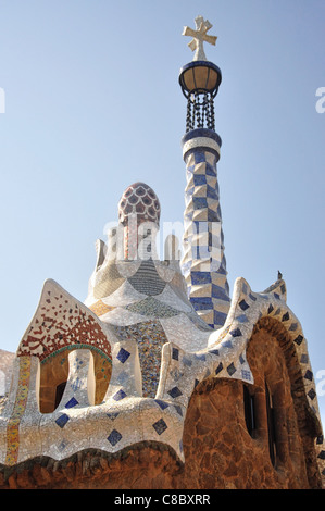 Pavillon am Eingang zum Park Güell, Stadtteil Gracia, Barcelona, Provinz Barcelona, Katalonien, Spanien Stockfoto