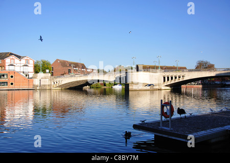 Themse zeigt Caversham Brücke, Caversham, Reading, Berkshire, England, Vereinigtes Königreich Stockfoto