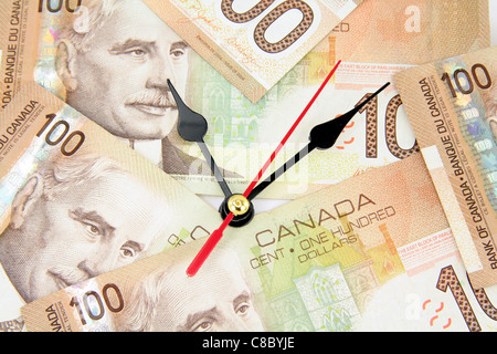 Uhr und kanadische Dollar, Begriff der Zeit ist Geld Stockfoto