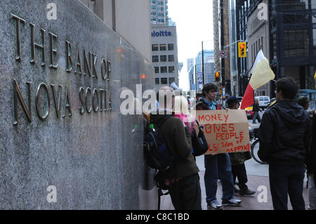 Die besetzen Toronto Protestbewegung, unbekannte Demonstranten in der Innenstadt von Toronto, 18. Oktober 2011. Stockfoto