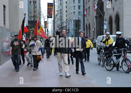 Die Protestbewegung besetzen Toronto, unbekannte Demonstranten, Medien und Polizei in der Innenstadt von Toronto, 18. Oktober 2011. Stockfoto