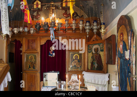 Innenraum der griechisch-orthodoxen Kapelle mit religiösen Symbolen in Mykonos, Griechenland. Stockfoto