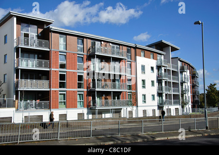 Modernen Wohnblocks auf London Road, Bracknell, Berkshire, England, Vereinigtes Königreich Stockfoto