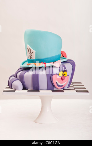 Cheshire Cat mit Aqua blau Hut Neuheit Kuchen am Stand auf weißem Hintergrund Stockfoto