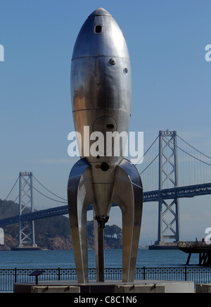 Rakete zum Mond Rocketship Mars classic Vintage Ray Gun buck Rogers ufo Alien aliens Männer vom Mars Raum kosmische Aluminium Skulptur Stockfoto