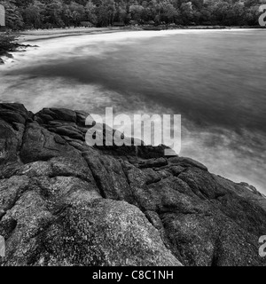 Ansicht von Laem Singh Beach. Langzeitbelichtung geschossen. Insel Phuket, Thailand. Stockfoto