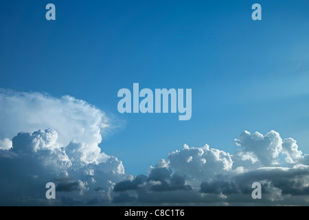 Wolken in großer Höhe anzeigen aus einem Jet-Flugzeug-Fenster Stockfoto