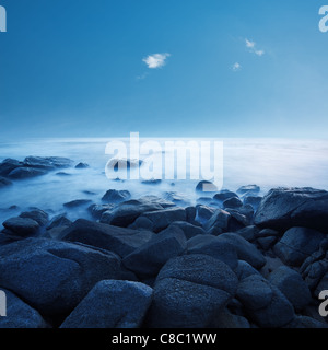 Ruhiges Meer am Morgen. Langzeitbelichtung geschossen. Stockfoto