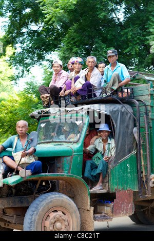 Ein LKW überfüllt mit Passagieren Laufwerke auf Straße in Bagan, Myanmar Stockfoto