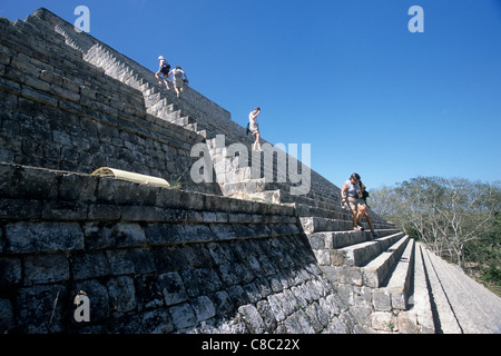 Menschen klettern die große Pyramide am Uxmal Maya-Website, Yucatan, Mexiko Stockfoto