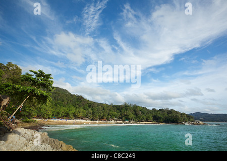 Blick auf den Strand am Kap Singh. Insel Phuket, Thailand. Super-Weitwinkel erschossen. Stockfoto