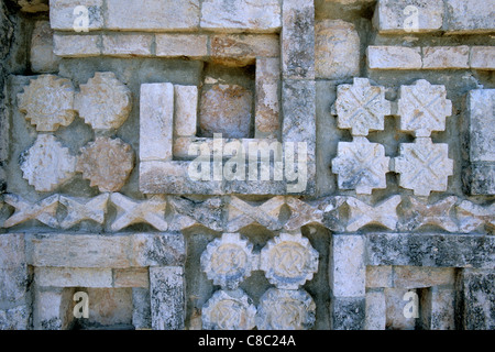 Architektonische Mosaik von geometrischen Formen auf der großen Pyramide, Uxmal Maya-Stätte, Yucatan, Mexiko Stockfoto