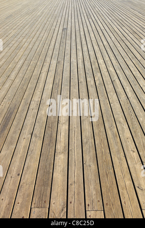 Holzbohlen, die einem großen Pier bilden. Stockfoto