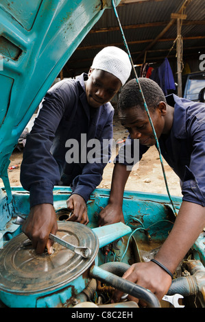 Schlosserlehrlinge arbeitet an einem Automotor Thika, Kenia. Stockfoto