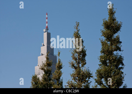 Die markante Docomo Telekommunikation Turm in Shinjuku, Tokyo, Japan Stockfoto