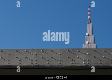 Die markante NTT Docomo Telekommunikation Turm über eine Überführung der Shuto Expressway in Shinjuku, Tokyo, Japan Stockfoto