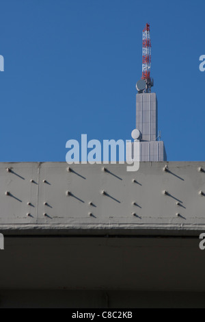 Die markante NTT Docomo Telekommunikation Turm über eine Überführung der Shuto Expressway in Shinjuku, Tokyo, Japan Stockfoto