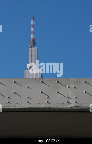 Die markante NTT Docomo Telekommunikation Turm über eine Überführung der Shuto Expressway in Shinjuku, Tokyo, Japan Stockfoto