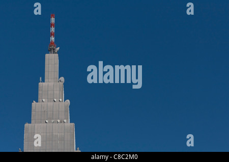 Die markante Docomo Telekommunikation Turm in Shinjuku, Tokyo, Japan Stockfoto