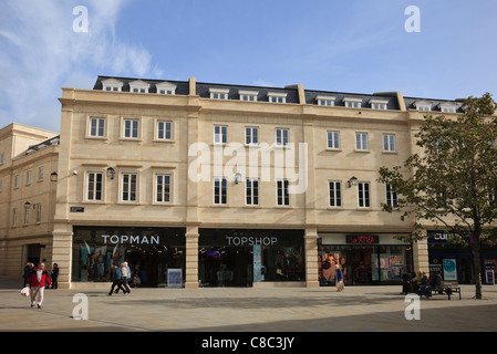 Southgate Aufnahmeort, Bath, Somerset, England, Vereinigtes Königreich. Topman und Topshop Geschäfte mit Kunden in neuen Fußgängerzone Einkaufszentrum Stockfoto