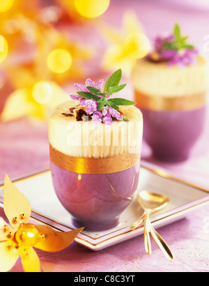 gekühlte Soufflés mit weißer Schokolade, Honig und Mandeln Stockfoto