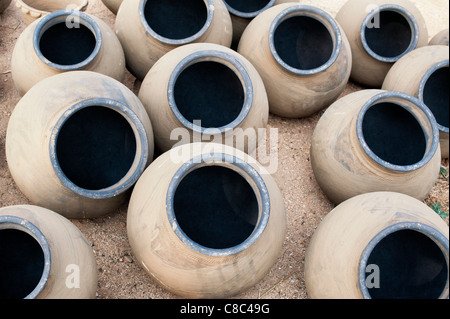 Handgemachte indische Wasser Töpfe trocknen in der Sonne vor dem Brand. Andhra Pradesh, Indien Stockfoto