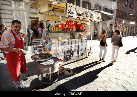 Ein Mann, der Verkauf von heißen Maroni in Rom, Italien. Stockfoto