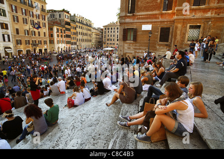 Touristen saßen auf der spanischen Treppe oberhalb der Piazza di Spagna in Rom, Italien. Stockfoto