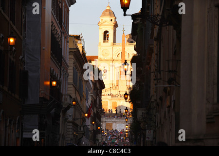 Die Kirche von Trinita Dei Monti oberhalb der spanischen Treppe aus gesehen, die via Condotti in Rom, Italien. Stockfoto