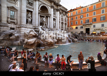 Touristen auf den Trevi-Brunnen in Rom, Italien. Stockfoto