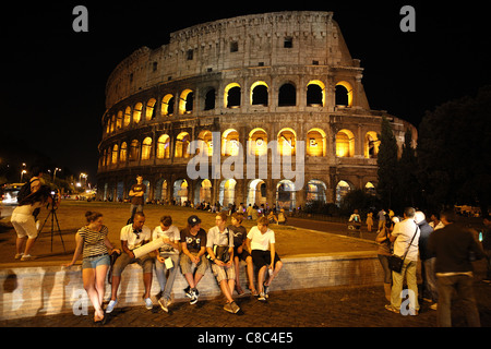 Touristen vor dem Kolosseum in Rom bei Nacht. Stockfoto