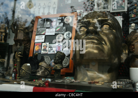 Faschistischen Souvenirs in einem Souvenirladen in Predappio, Italien. Stockfoto