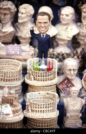 Eine Figur des italienischen Ministerpräsidenten Silvio Berlusconi auf den Verkauf mit anderen Souvenirs in Rom, Italien. Stockfoto