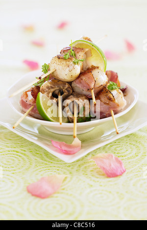 Jakobsmuschel und geräucherter Speck kebabs Stockfoto