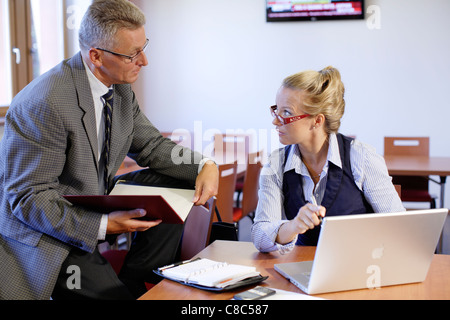 Business-Mann und Frau diskutieren mit einem laptop Stockfoto