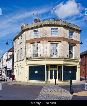 Leere kommerzielle Einzelhandelsflächen an markanten Kreuzung im Zentrum der Stadt Devizes Wiltshire England Großbritannien Stockfoto