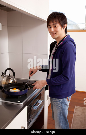 Junger Mann Sonnenseite bis Ei Kochen Stockfoto