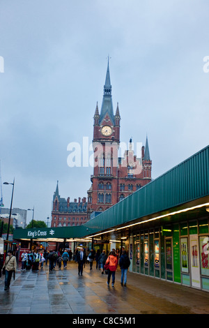 King's Cross Railway Station an einem regnerischen Nachmittag, mit St. Pancras Station im Hintergrund, Euston Road, London, England, Großbritannien. Stockfoto