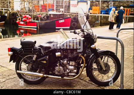 Prachtexemplar Royal Enfield Bullet 350 Motorrad mit carin Hafen settingn Stockfoto