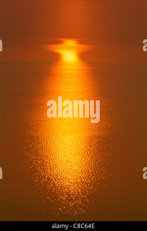 Sonnenuntergang über Meer / Reflexion über Wasser, Malediven Stockfoto