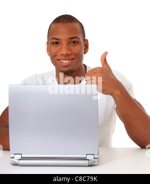 Attraktive schwarze Kerl Daumen auftauchen, während mit Laptop. Alle auf weißem Hintergrund. Stockfoto