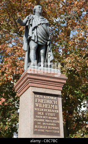 Denkmal für König Friedrich Wilhelm II. auf Karl Marx Straße, Neuruppin, Brandenburg, Deutschland Stockfoto