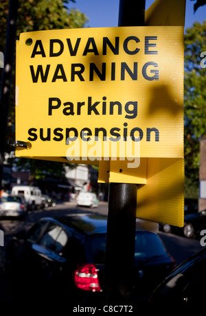 Parkplatz Aussetzung Warnschild, London England Stockfoto