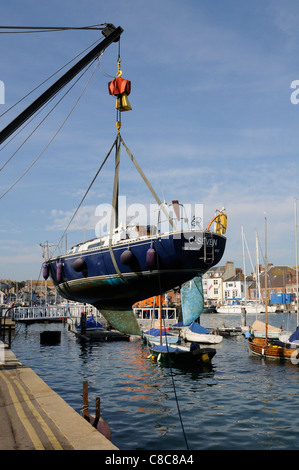 Segelboot aus dem Wasser für die Reinigung von Weymouth Harbour Dorset England UK aufgehoben Stockfoto