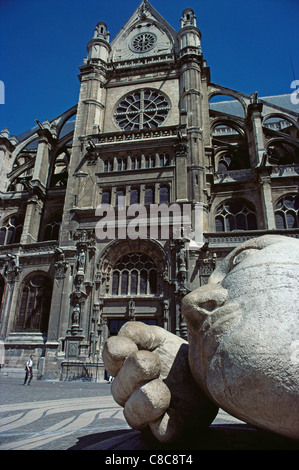 Paris. Frankreich. Eglise St-Eustache & die Skulptur l' Ecoute von Henri de Miller, Les Halles. 1. Arrondissement. Stockfoto