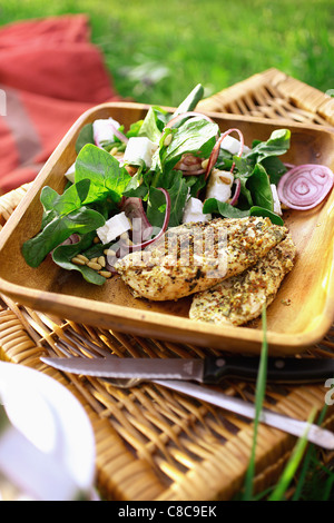 würziger Salat mit Huhn und Spinat Stockfoto
